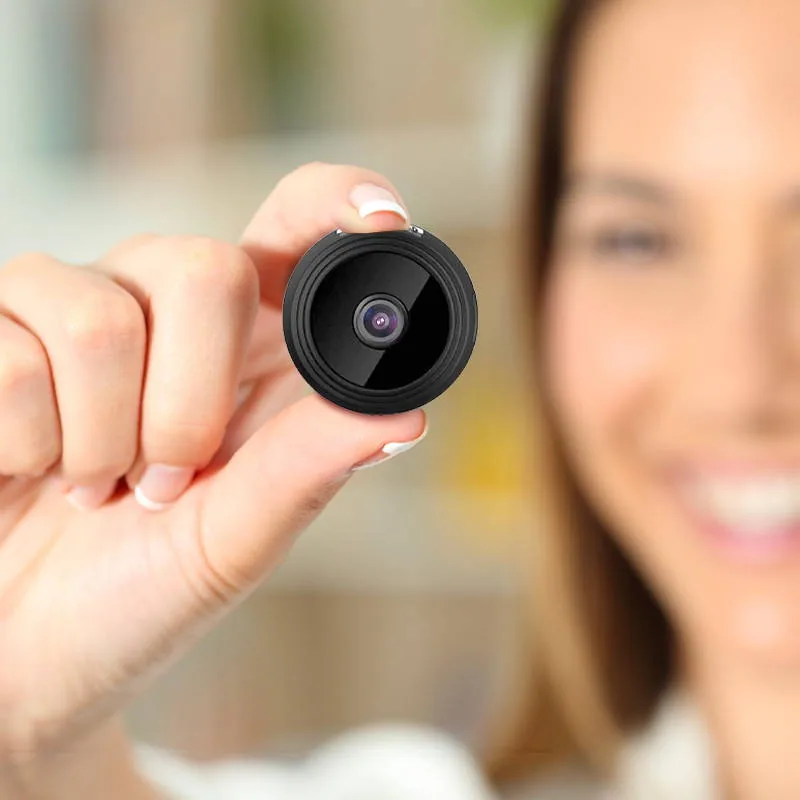 Camrix Pro, mini sigurnosna kamera u ruci